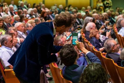 Lior Suchard enlists the help of a Celebrate CJE attendee